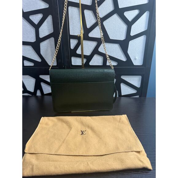 Louis Vuitton Selenga Clutch – Episea Green Taiga Leather w/ COA - Picture 3 of 9